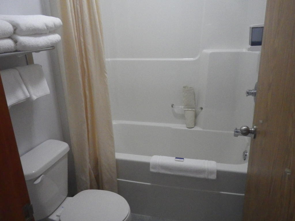 Alcan Motor Inn Гейнс-Джанкшен Номер фото